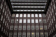  Fachada del famoso edificio Chilehaus en Hamburgo. Arquitectura expresionista en ladrillo con un patrón simétrico de ventanas. Ideal para fondos de negocios o temas de orden.