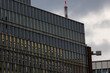 Fachada de un edificio de oficianas en Hamburgo hecho de ladrillo y vidrio con cielo encapotado