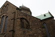 Detalle arquitectónico de la Catedral de Bremen en ladrillo. Escena histórica de la ciudad hanseática, perfecta para blogs de viajes y contenido cultural sobre Alemania.