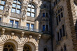 Balcones y ventanas de un edificio clásico europeo. Detalle de una fachada de piedra con ornamentación. Arquitectura, historia y elegancia urbana.
