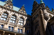 Detalle de la fachada del histórico Ayuntamiento de Hamburgo (Rathaus). Arquitectura neorrenacentista con relieves y ventanas ornamentadas. Un símbolo de Alemania.