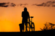 © Cesar - Chico con su bicicleta paseando al atardecer