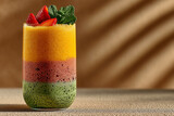 Trójkolorowe smoothie wielowarstwowe – zdrowy napój na ciekawym tle