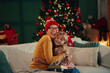 © Zamrznuti tonovi - Grandmother and granddaughter hugging on christmas eve