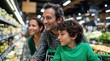 © Studio Zenith - Une famille fait ses courses ensemble dans le rayon frais d'un supermarché