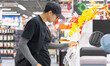 © naka - 家電量販店で買い物をする男性