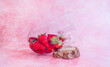 © Mar - Fresas frescas en vaso de cristal con fondo rosa