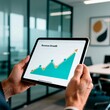 © Cade Foster  - Una persona sostiene una tableta que muestra un gráfico ascendente de 'Revenue Growth'. La imagen simboliza éxito financiero, análisis de datos y progreso empresarial en un entorno profesional moderno