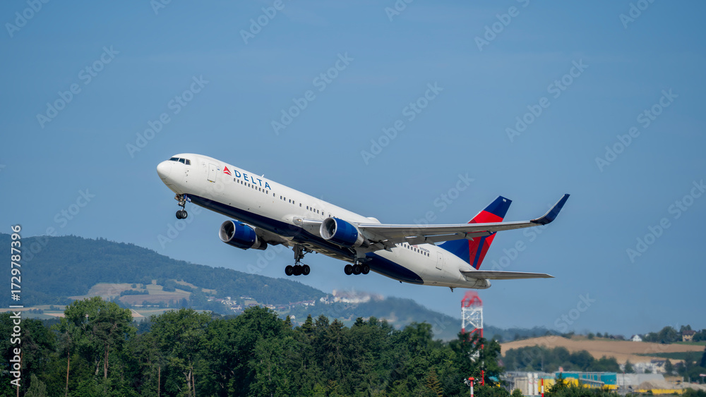 Boeing 767 Delta Airlines take-offs at ZRH Zurich international