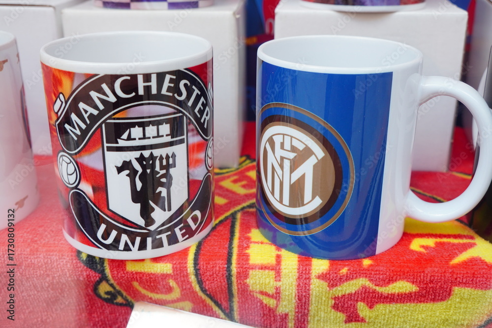 Mug Inter Two coffee mugs featuring the logos of Manchester United and Inter ...