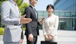 © Yka - 屋外で談笑するビジネスチーム