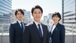 © Yka - 青空の下で微笑むビジネスチーム