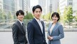 © Yka - 都会の屋外で微笑む男女のチーム
