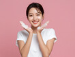 © junga - 양 손을 뺨에 대고 환하게 웃는 분홍 배경의 젊은 여성