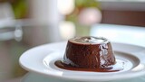 budino al cioccolato su un piatto bianco su un tavolo di vetro, food photography