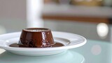 budino al cioccolato su un piatto bianco su un tavolo di vetro, food photography