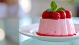 crema bavarese budino alle fragole su un piatto bianco su un tavolo di vetro, food photography