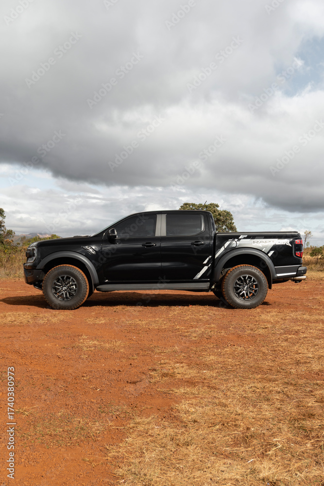 Stockfoto Black Ford Ranger Raptor side profile in an off-road setting ...