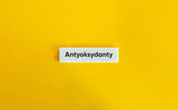 Antyoksydanty na białej literze na żółtym tle