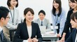 © Stingray_Japan - 笑顔あふれる社員たち：チームリーダーを中心に、チームワークの良さが伺えるオフィス