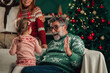 © Zamrznuti tonovi - Grandfather and granddaughter celebrating christmas eve together