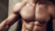 © wang - A man has a strong body, developed muscles, bulging blood vessels, well-defined muscles, and strong and powerful biceps.