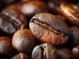 Ekstremalne zbliżenie na pojedyncze, świeżo palone ziarno kawy, otoczone innymi. Intensywny, rdzawobrązowy kolor, widoczna struktura i bruzda.