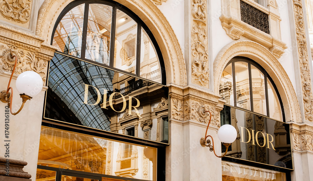 Neoclassical Lettering Foto Close up of the Luxurious DIOR Boutique Signage with Gold ...