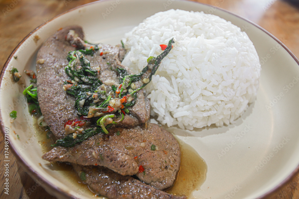 Foto Top-down view of Thai stir-fried basil (Pad Krapow) with thick ...