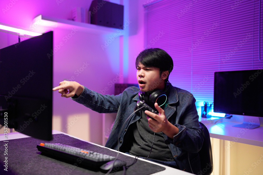 Gamer Rage Mic Stock-Foto „Emotional angry mad furious talking in microphone video ...