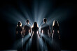 © Iombi - Siluetas de grupo de personas unidas frente a luz brillante, efecto dramático y conceptual