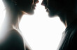 © Iombi - Silueta romántica de pareja frente a la luz, perfil íntimo y elegante