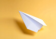 © theshooter - Avión de papel blanco sobre fondo amarillo, imagen minimalista concepto de viaje, imaginación creatividad. para campañas de comunicación, viajes educación nuevas metas. o emprendimiento creativo