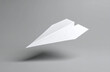 © theshooter - Avión de papel blanco sobre fondo gris, imagen minimalista concepto de viaje, imaginación creatividad. para campañas de comunicación, viajes educación nuevas metas. o emprendimiento creativo