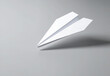 © theshooter - Avión de papel blanco sobre fondo gris, imagen minimalista concepto de viaje, imaginación creatividad. para campañas de comunicación, viajes educación nuevas metas. o emprendimiento creativo