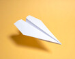 © theshooter - Avión de papel blanco sobre fondo amarillo, imagen minimalista concepto de viaje, imaginación creatividad. para campañas de comunicación, viajes educación nuevas metas. o emprendimiento creativo