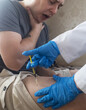 © Siniehina - A man injects himself with adrenaline into his thigh during anaphylactic shock. First aid for allergies, emergency medical care for an allergic reaction.
