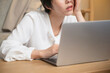 © kapinon - 仕事が終わらなくて結局家で仕事する女性　顔無し