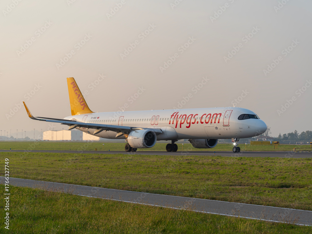 Fotografie Pegasus Flypgs Airlines Airbus A321 neo is taxiing at BGY ...