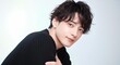 © YT - 柔らかな笑顔の若い男性ポートレート