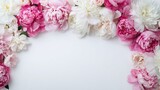Una corona di fiori di peonia rosa e bianchi incorniciano uno sfondo bianco con spazio per la copia