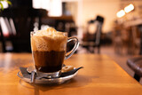 Mocca auf Tisch im Café