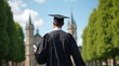 © Leonardo - Vista posterior de un graduado masculino con una toga de graduación negra tradicional y un birrete