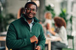 © Zamrznuti tonovi - African american businessman smiling holding laptop in office