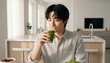 © Yka - キッチンでグリーンスムージーを飲む男性