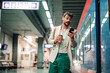© Zamrznuti tonovi - Man commuting to work checking phone while waiting for train