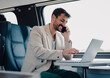 © Zamrznuti tonovi - Businessman traveling and working on laptop, talking on phone