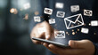 © RNL Fotografia - Ícones de e-mail flutuam enquanto pessoa usa o smartphone, indicando dinamismo, comunicação imediata, conectividade móvel e troca contínua de mensagens digitais em tempo real