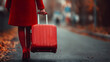 © Erika - una mujer elegante de rojo con una maleta roja caminando por las calles de la ciudad feliz a punto de viajar sueños hechos realidad