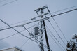 © tkyszk - 雪が降り積もった電線と電柱、冬のインフラ維持と停電リスクのイメージ
